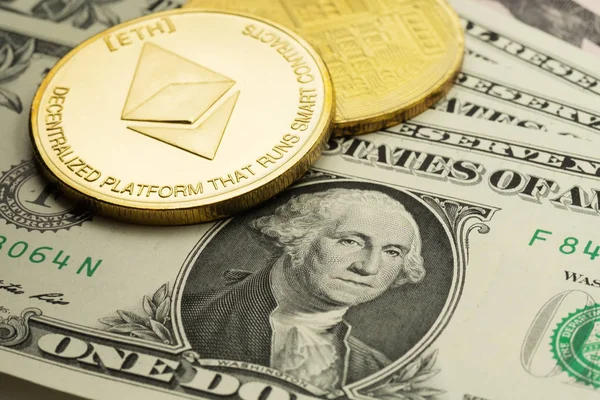 Közelkép Ethereum Bitcoin Cryptocurrency Érméket Tetején Egy Usa Dollár Bankjegyek — Stock Fotó