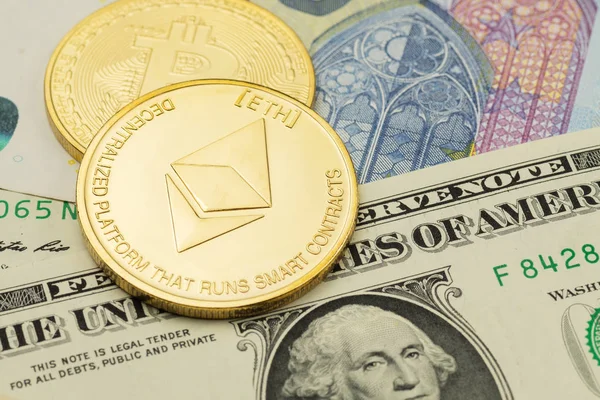 Крупный План Двух Криптовалютных Монет Bitcoin Ethereum Размещенных Банкнотах Долларах — стоковое фото