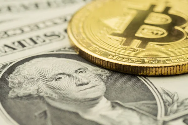 Bize doları banknot ile altın Bitcoin cryptocurrency para üstüne closeup George Washington'ın resmi