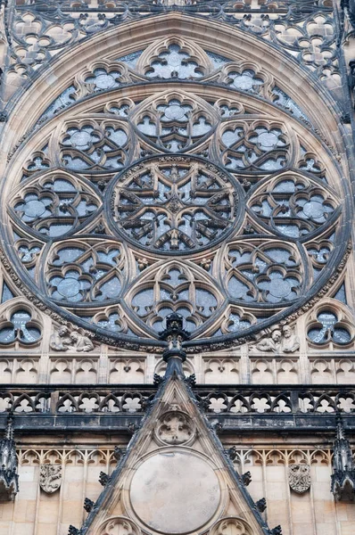 St. Vitus Katedrali Prag, Çek Cumhuriyeti için aşağıdan Gotik gül pencere görünümünü