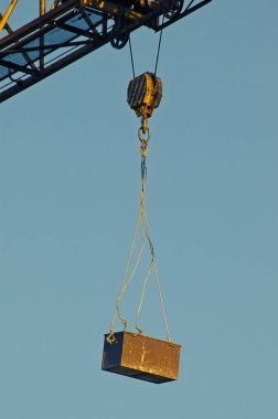 Paslı araç kapalı çelik ceble ve kanca tarafından eklenmiş bir inşaat vinç asılı