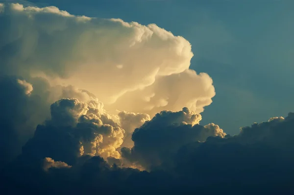 Formação Dramática Nuvens Cumulonimbus Imponentes Trovoada Subindo Céu Azul Cumulus — Fotografia de Stock