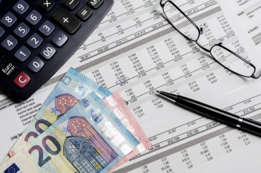 Euro banknot, kalem, hesap makinesi ve gözlük mockup bilanço