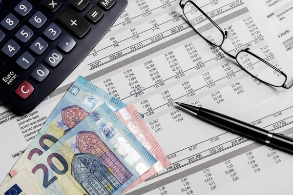 Euro banknot, kalem, hesap makinesi ve gözlük mockup bilanço
