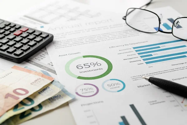 Mockup yatırım mali çizelgeleri sayfası görünür kalem, hesap makinesi, gözlük ve euro banknot ile rapor. Muhasebe, işletme, finans, vergi ve office kavramları.
