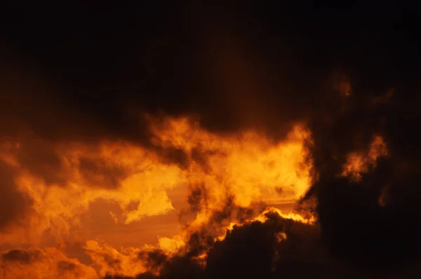 Nuvens Laranja Ardentes Dramáticas Rodeadas Por Nuvens Escuras Pôr Sol — Fotografia de Stock