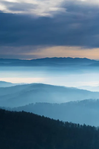 Bella Scena Invernale Strati Valli Colline Montagne Nella Nebbia Con — Foto Stock