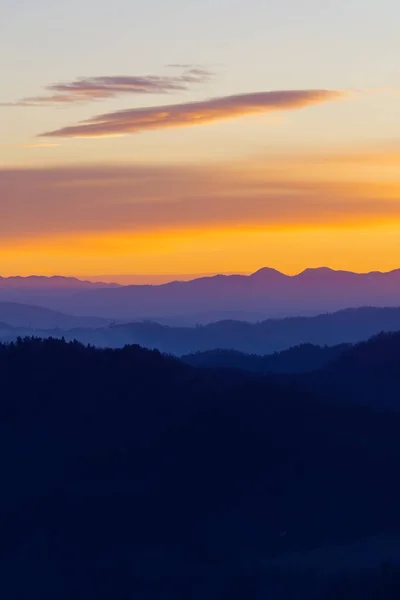 Camadas Lindamente Coloridas Colinas Céu Cores Crepúsculo Após Pôr Sol — Fotografia de Stock