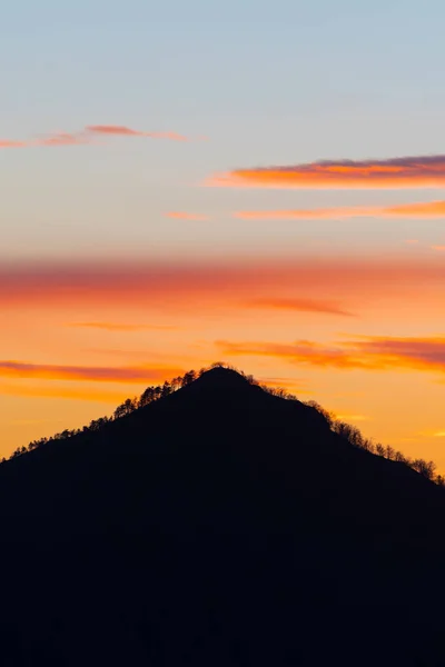 Silhouette Montagna Forma Piramide Cielo Serale Vividamente Colorato Sullo Sfondo — Foto Stock