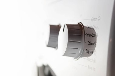 Beyaz modern çamaşır makinesi Denetim Masası closeup'i arar ve düğmeler