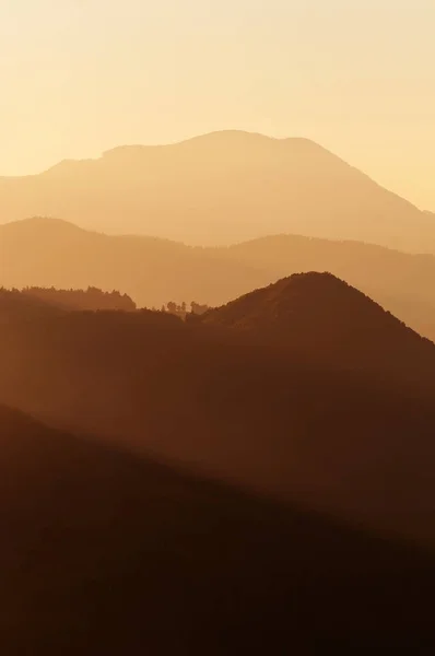 Strati Colline Catene Montuose Nella Splendida Luce Radiosa Del Sole — Foto Stock