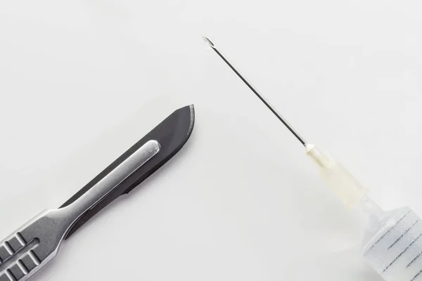 Chirurgisches Skalpell Und Medizinische Spritze Isoliert Auf Weißem Hintergrund Chirurgie — Stockfoto