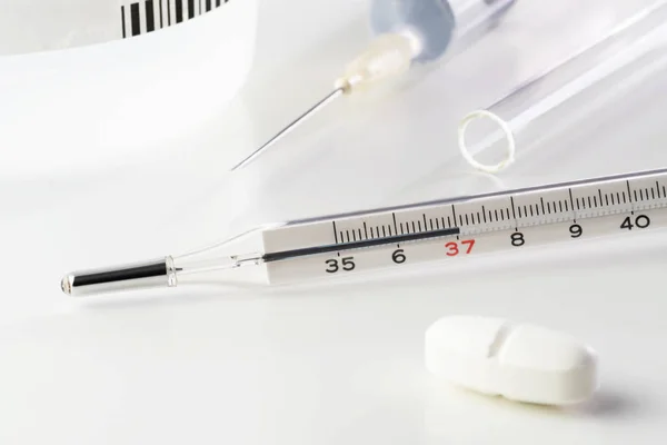 Quecksilberthermometer Weiße Pille Impfstoff Medizinischer Spritze Und Glasröhre Isoliert Auf — Stockfoto