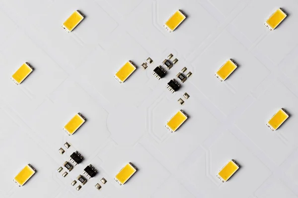 Üstten görünüm beyaz alüminyum baskılı devre panosunu Smd Led ve miniyonga. LED, elektronik, aydınlatma ve teknoloji kavramları.