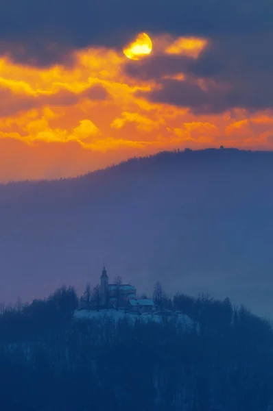 Chiesa Cattolica Cima Alla Collina Sole Splende Attraverso Nuvole Drammatiche — Foto Stock