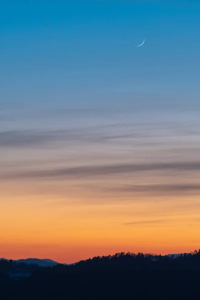 Luna Mezzaluna Cielo Crepuscolo Splendidamente Colorato Colline Dopo Tramonto Viaggi — Foto Stock