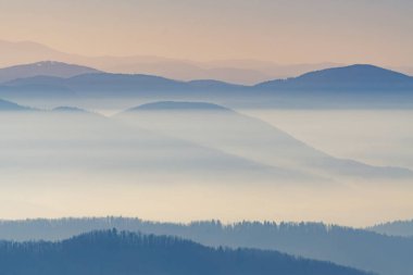 Havadan görünümü puslu vadiler dışında bir puslu kış sabahı Slovenya'da yapışmasını Hills. Hiking, doğa, çevre ve orman kavramları turizm,.