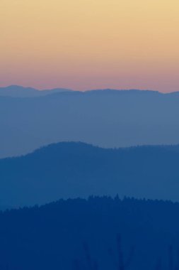 Siluetleri Hills Slovenya güneş battıktan sonra alacakaranlık ve turuncu gökyüzünün renk kat. Hiking, doğa, çevre ve orman kavramları turizm,.