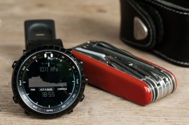 Kol saati ve çok amaçlı bıçak üzerinde ahşap masa hiking, portre