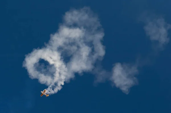 Avión acrobático en espiral hacia el suelo dejando rastro de humo detrás —  Fotos de Stock