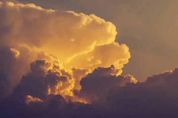 Formação dramática e bonita de nuvens, célula de tempestade durante a hora de ouro — Fotografia de Stock