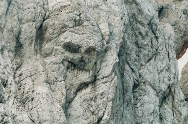 Sloven Alpleri'nde korsan kafatasını andıran gri dağ duvarı