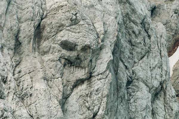 Sloven Alpleri'nde korsan kafatasını andıran gri dağ duvarı