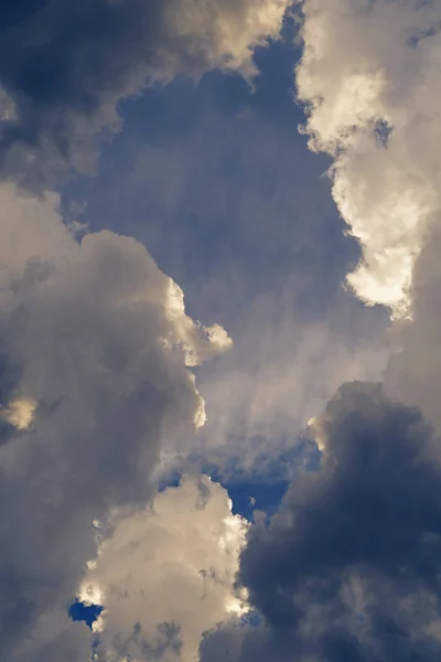 Dramatische Kumuluswolken brechen nach heftigem Gewitter auseinander — Stockfoto