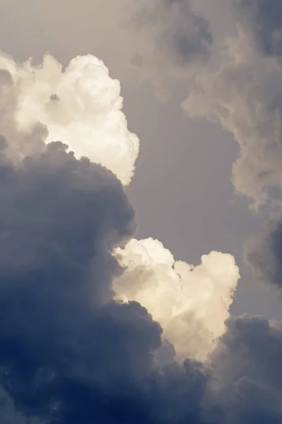 Nuvens cúmulos dramáticas que se formam em violentas tempestades — Fotografia de Stock