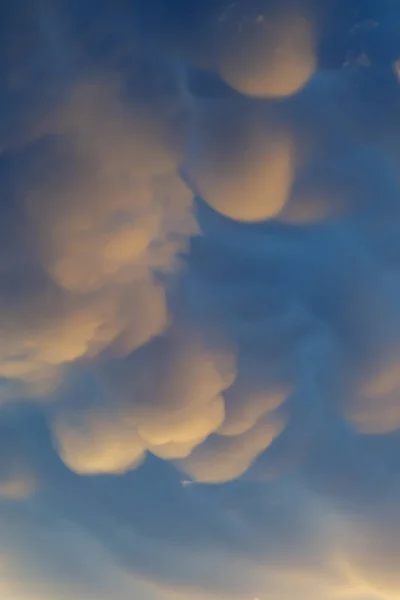 Nuvens de mamíferos no céu noturno depois de uma tempestade supercelular passageira — Fotografia de Stock