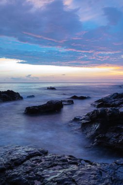 Alacakaranlık ta kayalık sahiluzun pozlama görüntüsü