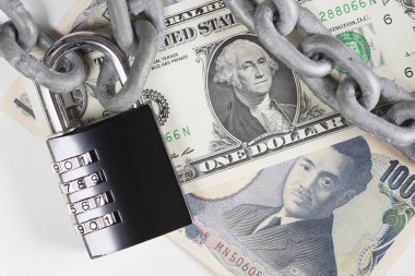 Metalik zincir ve asma kilit altında Abd Doları ve Japon Yeni banknotlarının kapatılması