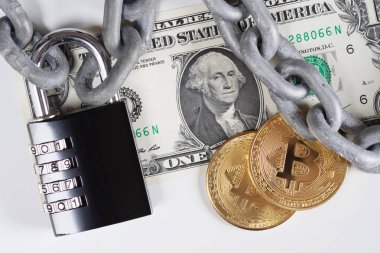 Abd Doları banknot ve altın Bitcoin paraları asma kilit ile metalik zincir altında