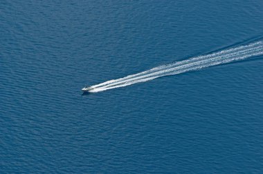 Derin mavi renkli denizde hız motorlu tekne havadan görünümü