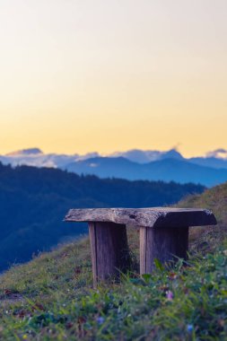 Akşam Alpler güzel manzaralı tepeüzerinde eski ahşap tezgah