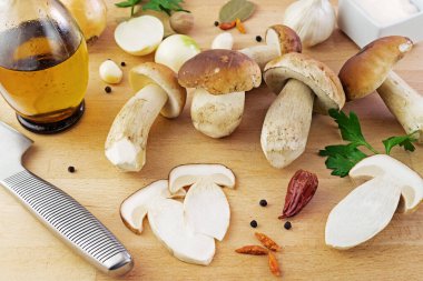 Dilimlenmiş ve ahşap masada mantar çorbası için baharatlı Porcini.