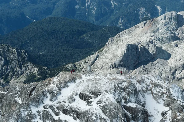 Luchtfoto van Triglav bergtoppen en bergbeklimmers door bivak — Stockfoto