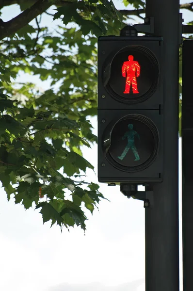 Verkeerslichten voor voetgangers met verlichting Rode man - Niet lopen bord — Stockfoto