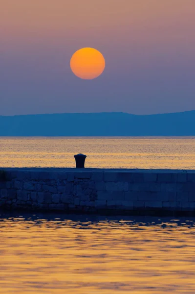 Помаранчеве Сонце Сідає Над Адріатичним Морем Пірсом Передньому Плані Силует — стокове фото