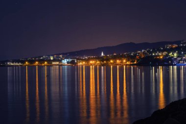 Geceleri Hırvatistan 'ın Adriyatik Denizi' ndeki Novi Vinodolski kasabası. Seyahat, turizm, yaz ve tatil kavramları
