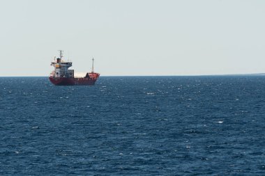 Zadar, Hırvatistan - 12 Temmuz 2020: Kargo gemisi Hajeh Hasen Adriyatik 'te Zadar limanına doğru yola çıktı