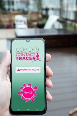 Covid-19 ile temas kuran erkek akıllı telefon takip uygulaması modeli. Karantina sonrası koronavirüsün yayılmasını azaltmak, enfekte olmuş insanları tespit etmek,.