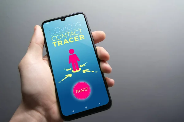 Covid-19 ile temas kuran erkek akıllı telefon takip uygulaması modeli. Karantina sonrası koronavirüsün yayılmasını azaltmak, enfekte olmuş insanları tespit etmek,.