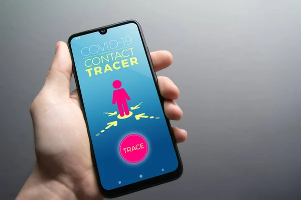 Férfi Kézben Tartó Okostelefon Covid Kontakt Nyomkövető Alkalmazás Mockup Koronavírus — Stock Fotó