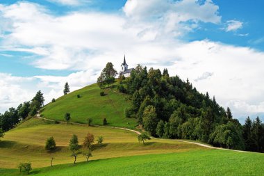 Aziz Jacob Kilisesi yazın tepenin üstünde, Sv. Jakob - Slovenya. Din, yürüyüş ve doğa kavramları
