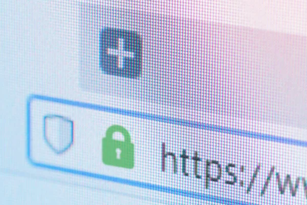 LCD ekranda https asma kilidi olan sığ odaklı hafif web tarayıcısı yakın plan. İnternet güvenliği, SSL sertifikası, siber güvenlik, arama motoru ve web tarayıcı kavramları