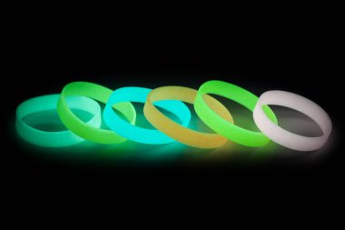 Renkli lateks parlayan ışık-dirsek Bileklik