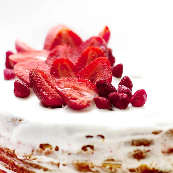 Pastel de crema casero con fresas — Foto de Stock