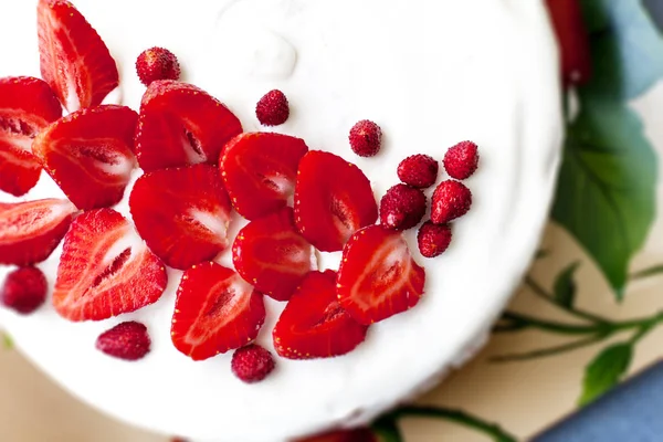 Pastel de crema casero con fresas — Foto de Stock