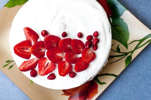 Pastel de crema casero con fresas — Foto de Stock